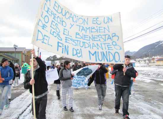 Estudiantes de Puerto Williams también se movilizan por mejor calidad de educación.